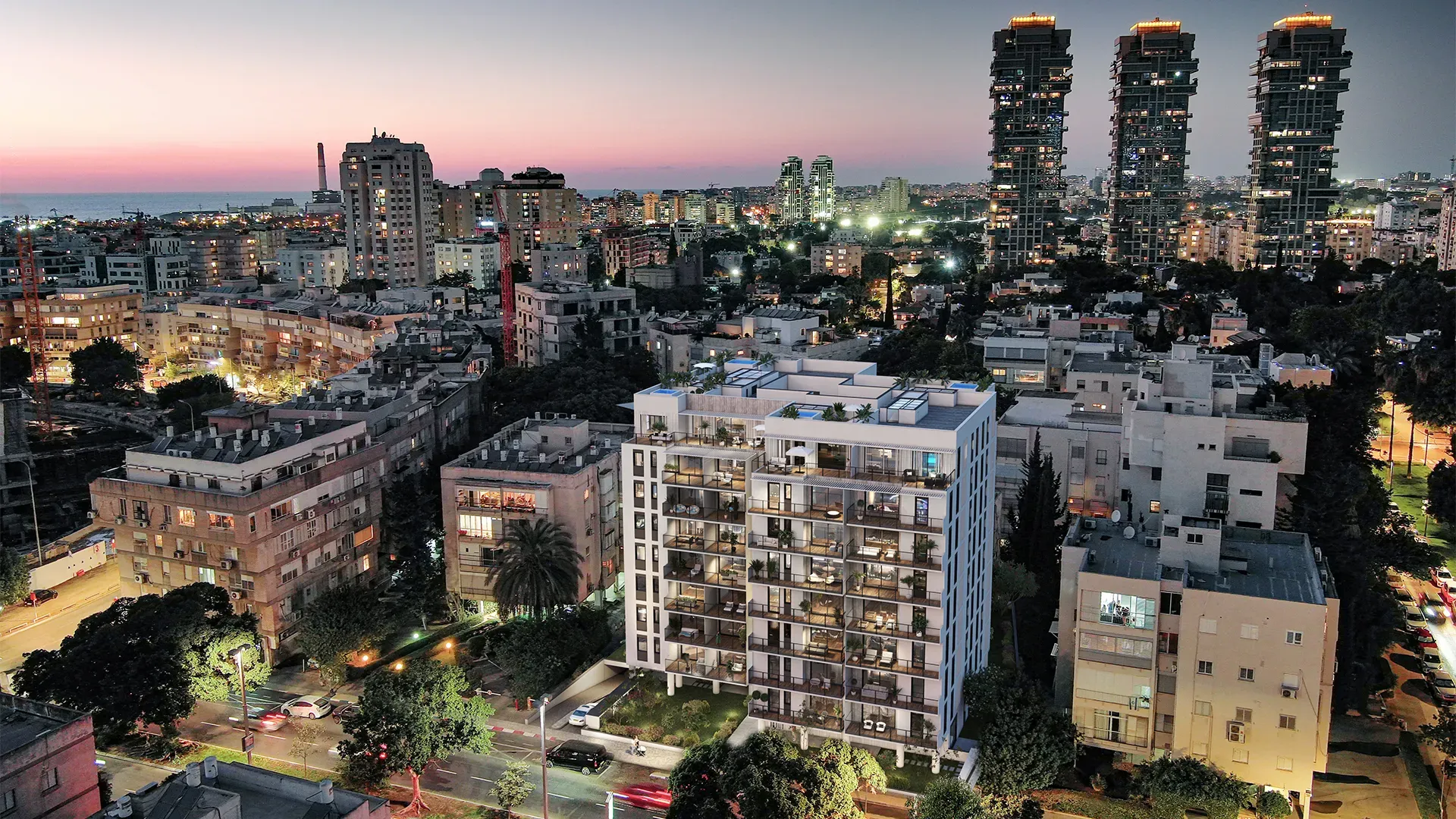 מעבר לכיכר - תל אביב