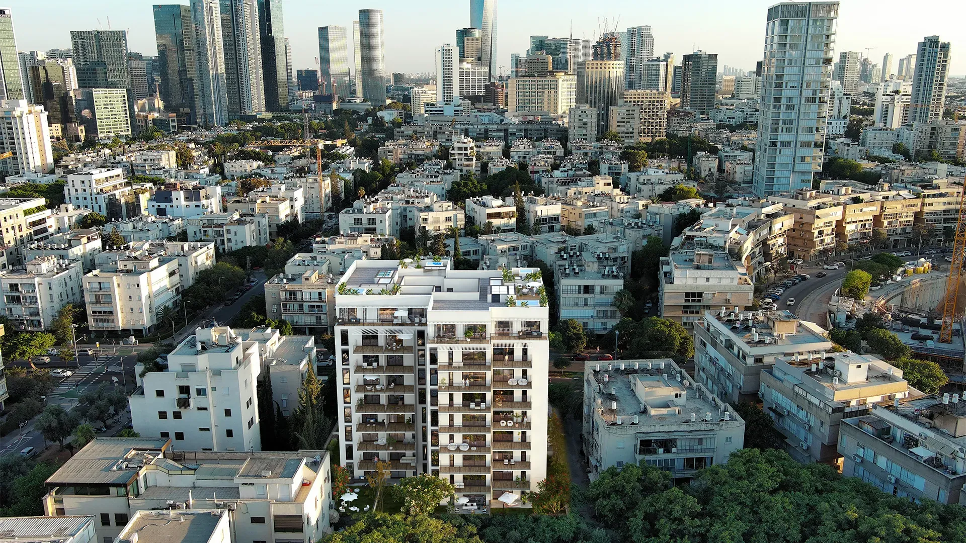 מעבר לכיכר - תל אביב